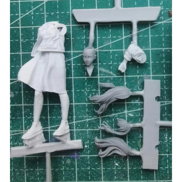1/35 Girl with Wind-Blown Hair, Resin Model Figure Kit, Anime Theme, Unassembled and Unpainted