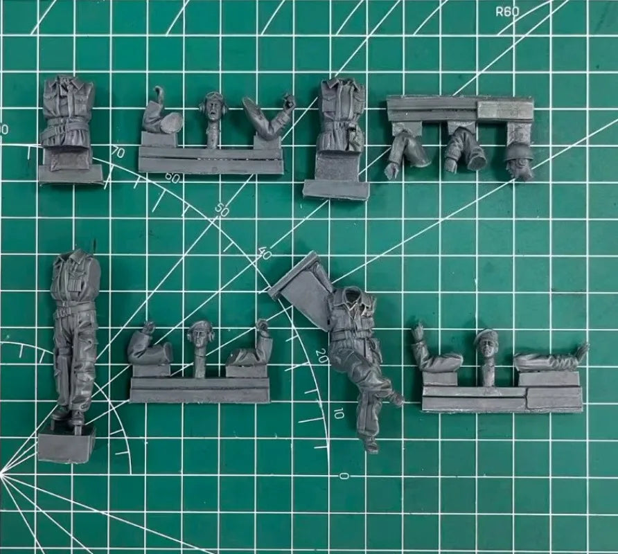 1/35 WWII British Cromwell Tank Crew, 4 Figures, Resin Model Vehicle Kit, Unassembled and Unpainted