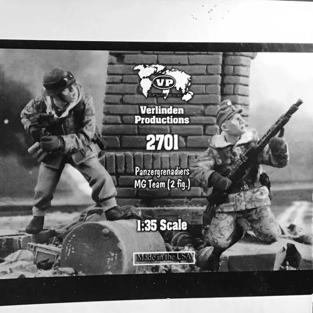 1/35 WWII German Panzergrenadiers Assaulting, 2 Figures, Resin Model Figure Kit, Unassembled and Unpainted