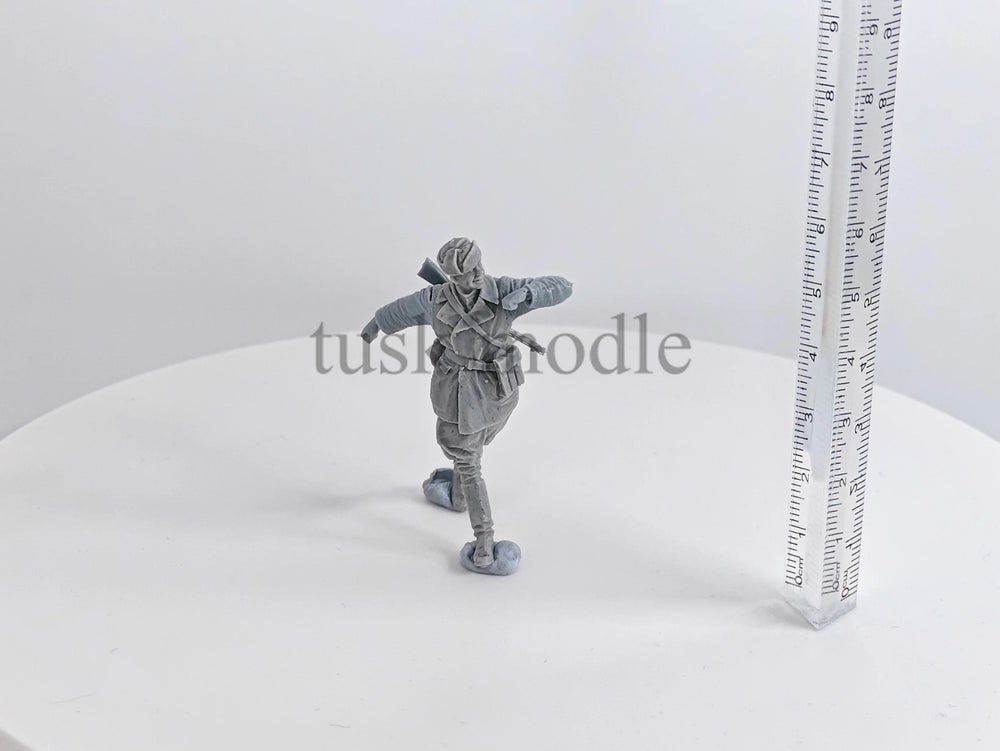 1/35 WWII Russian Infantry Charging Forward, Resin Model Figure Kit, Unassembled and Unpainted