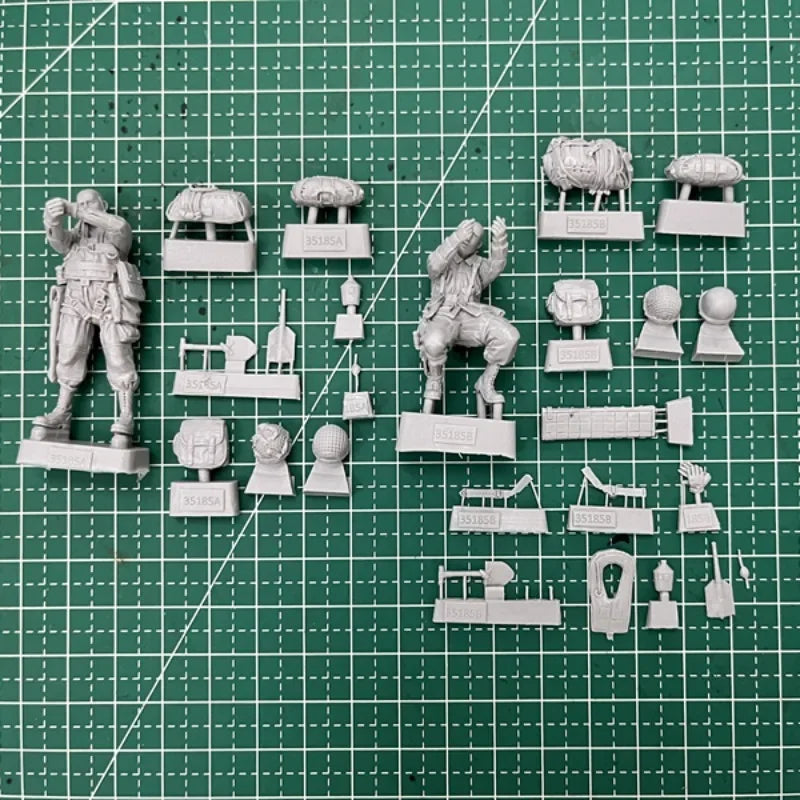 1/35 WWII US Army Airborne Officers, 2 Figures, Resin Model Figure Kit, Unassembled and Unpainted