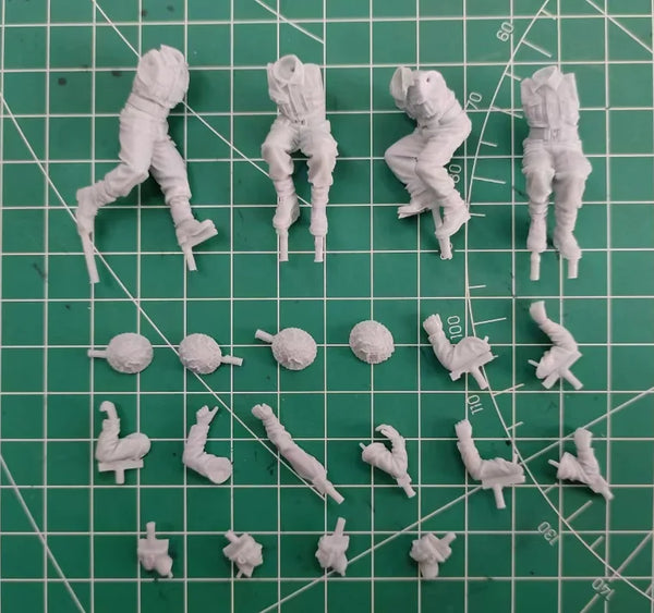 1/35 WWII Allied British AEC Truck Crew, 4 Figures, Resin Model Figure Kit, Unassembled and Unpainted