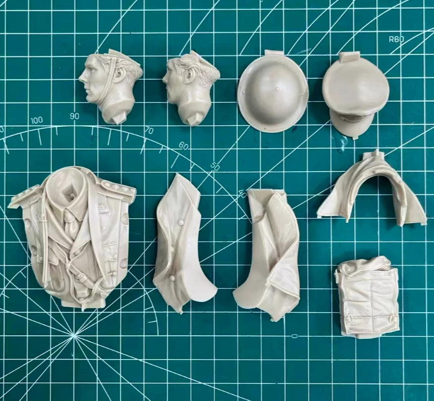 1/10 WWI British Officer in Greatcoat and Scarf, Resin Model Bust Kit, Unassembled and Unpainted