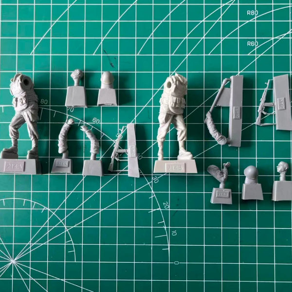 1/35 WWI Russian Artillery Crew, 2 Figures, Resin Model Figure Kit, Unassembled and Unpainted