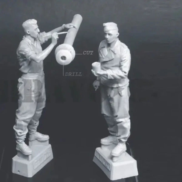 1/35 WWII German Soldiers with Anti-Tank Weapon, 2 Figures, Resin Model Figure Kit, Unassembled and Unpainted