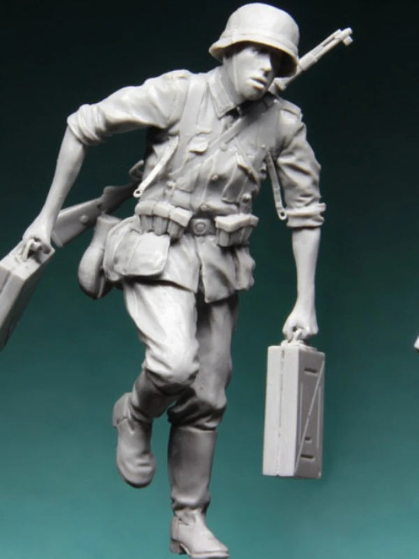 1/35 WWI German Infantry Advancing with Rifles and Ammo, 5 Figures, Resin Model Figure Kit, Unassembled and Unpainted