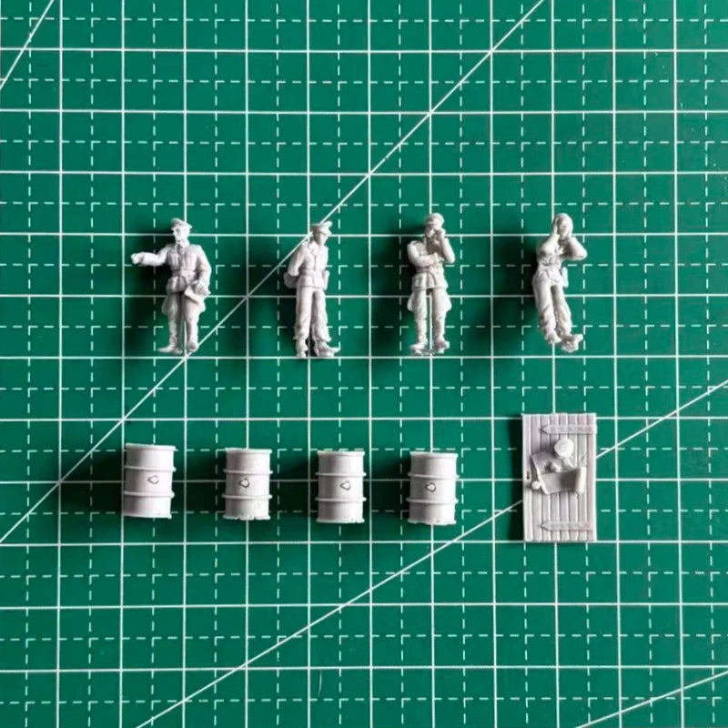 1/72 WWII Soldiers & Officers with Sandbags, 4 Figures, Resin Model Figure Kit, Unassembled and Unpainted