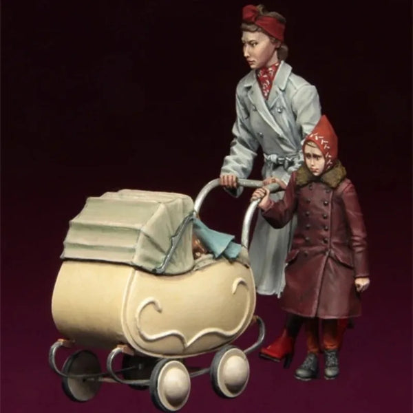 1/35 WWII Refugees with Baby Carriage, 3 Figures, Resin Model Figure Kit, Unassembled and Unpainted