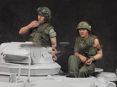 1/35 WWII Soldiers with Vehicle, 2 Figures, Resin Model Figure Kit, Unassembled and Unpainted