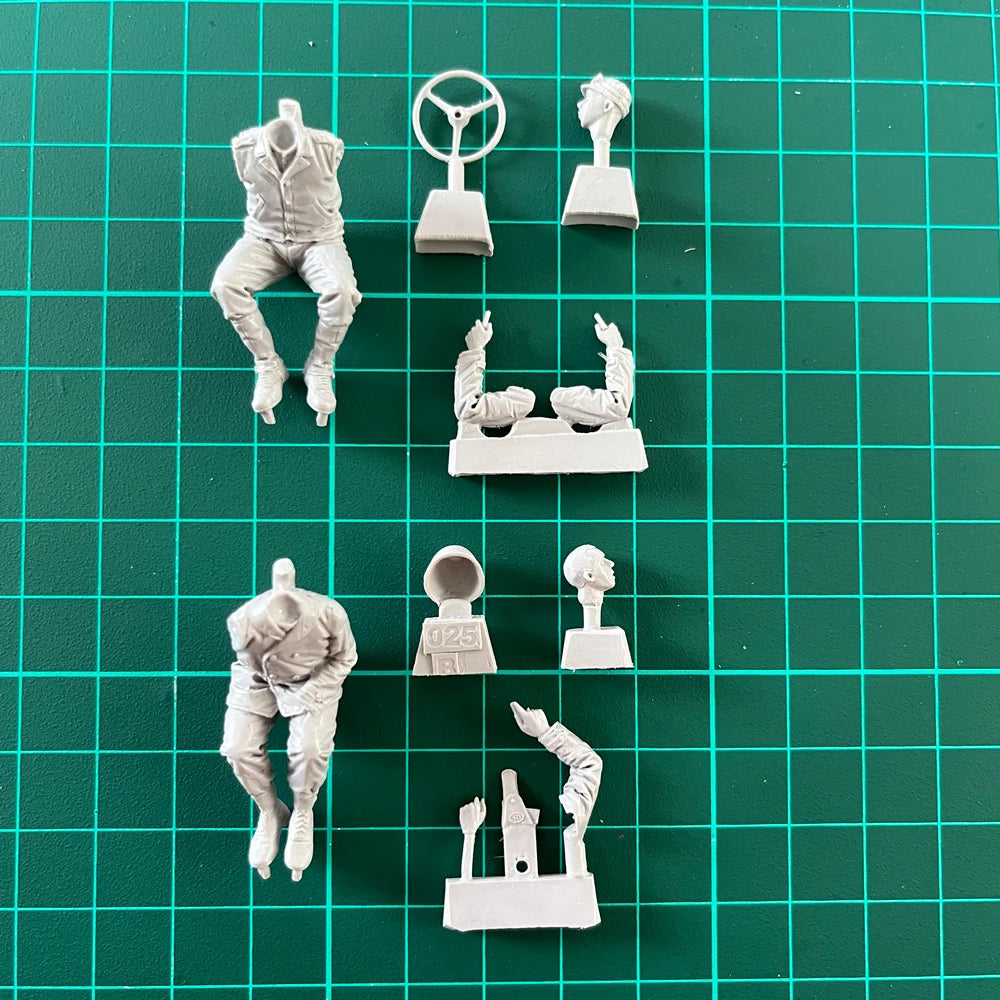1/35 WWII Soldiers in Combat Rest, 2 Figures, Resin Model Figure Kit, Unassembled and Unpainted