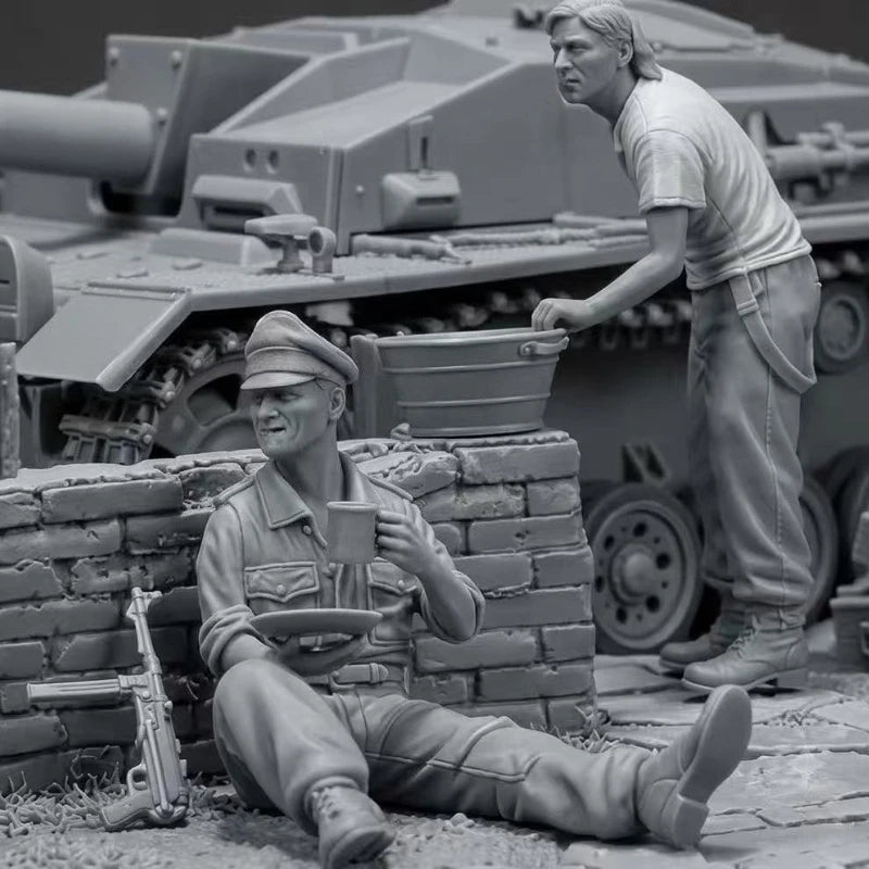 1/35 WWII Soldiers with Tank Scene, 2 Figures, Resin Model Figure Kit, Unassembled and Unpainted