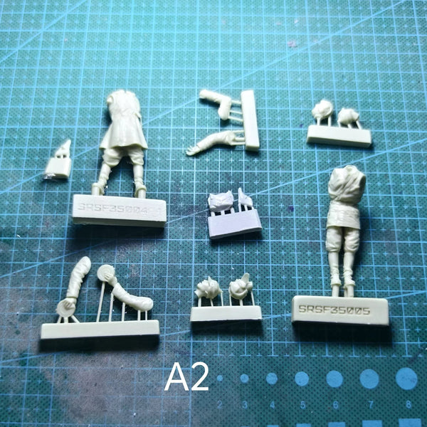 1/35 WWII Soviet Tank Crew Dismounted, 2 Figures, Resin Model Figure Kit, Unassembled and Unpainted
