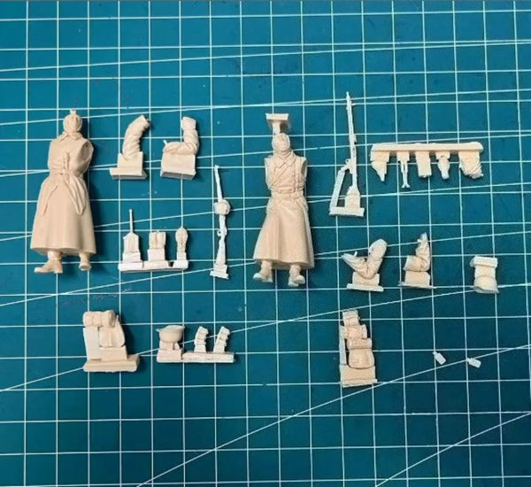 1/35 WWII German Soldiers Evacuating Refugees, 2 Figures, Resin Model Figure Kit, Unassembled and Unpainted