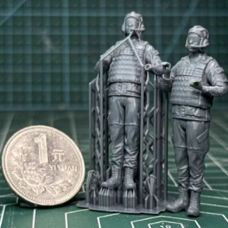 1/35 Modern Tank Operator, 2 Figures, Resin Model Figure Kit, Unassembled and Unpainted