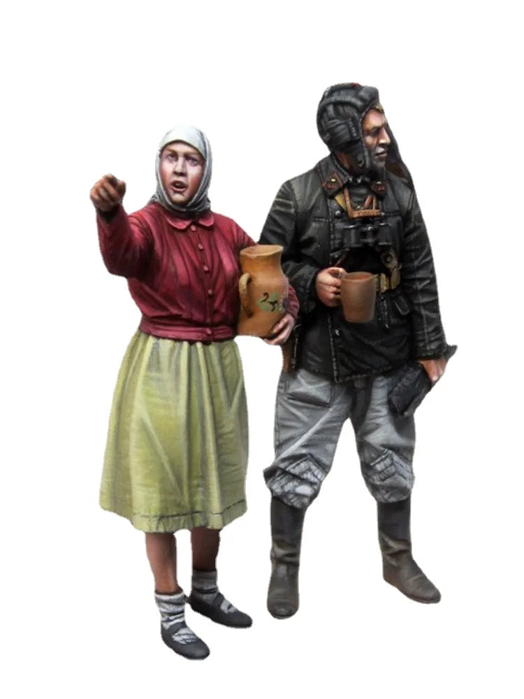 1/35 WWII Soviet Tankman and Civilian Woman, 2 Figures, Resin Model Figure Kit, Unassembled and Unpainted