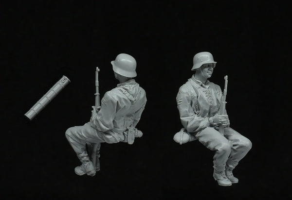 1/35 WWII Seated Soldiers, 2 Figures, Resin Model Figure Kit, Unassembled and Unpainted