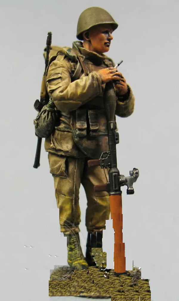 1/35 WWII German Soldier with Panzerschreck, Resin Model Figure Kit, Unassembled and Unpainted