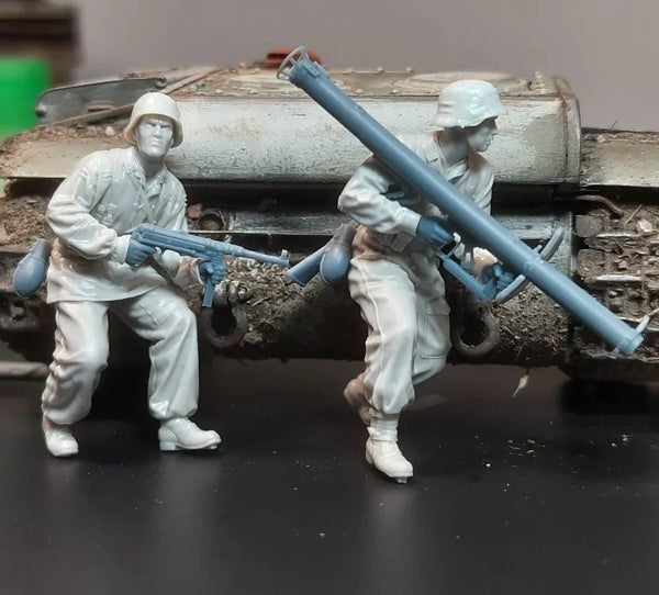 1/35 WWII German Anti-Tank Gun Crew in Action, 2 Figures, Resin Model Figure Kit, Unassembled and Unpainted