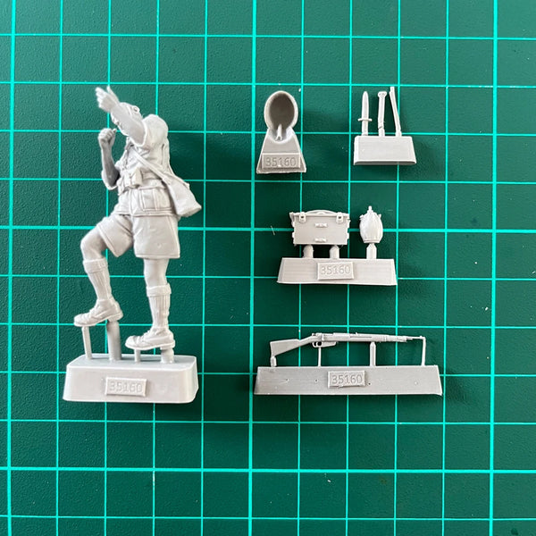 1/35 WWII Desert Infantryman in Firing Position, Resin Model Figure Kit, Unassembled and Unpainted