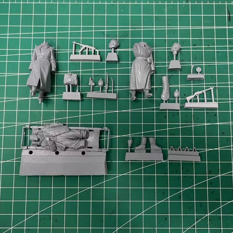 1/35 WWII Soviet Paramedics with Wounded Tankman, 3 Figures, Resin Model Figure Kit, Unassembled and Unpainted