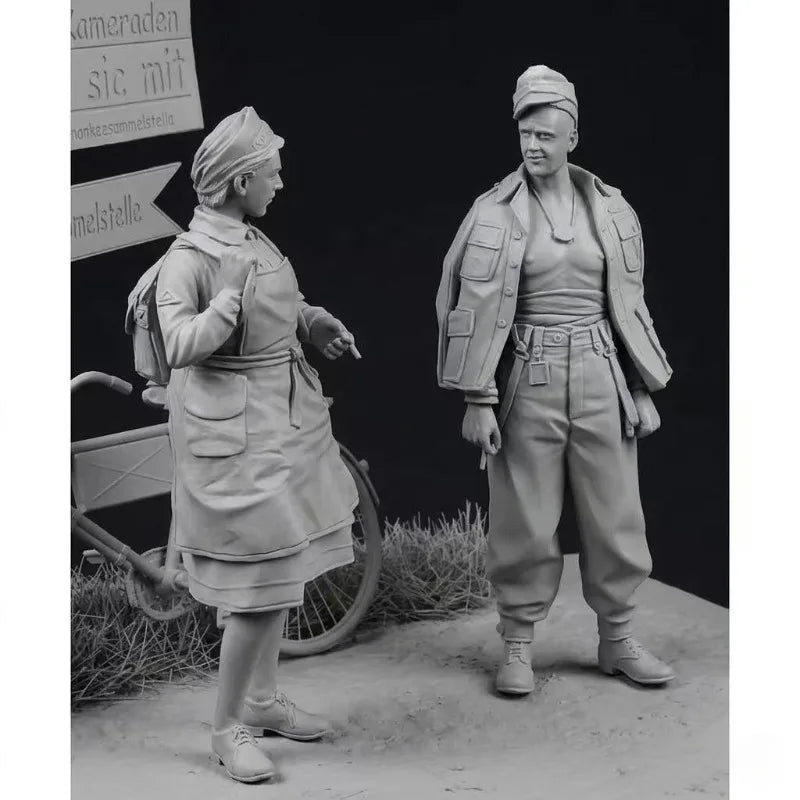 1/35 WWII German Medical Personnel, 2 Figures, Resin Model Figure Kit, Unassembled and Unpainted