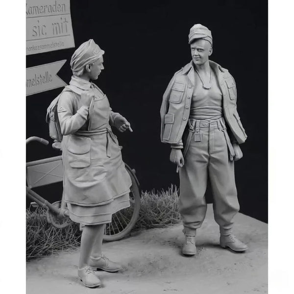 1/35 WWII German Medical Personnel, 2 Figures, Resin Model Figure Kit, Unassembled and Unpainted