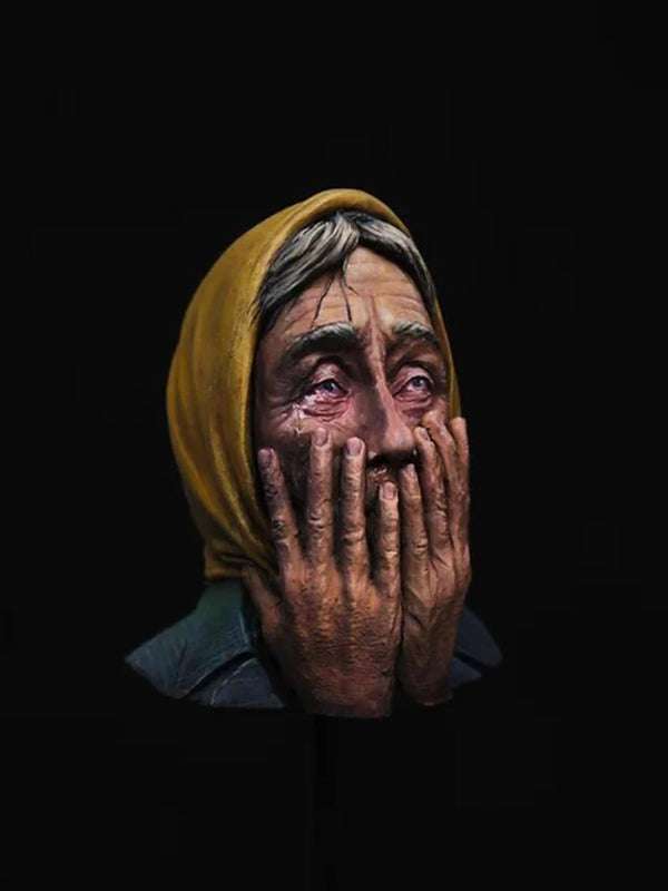 1/10 Aged Woman in Anguish with Hood, Resin Model Bust Kit, Fantasy Theme, Unassembled and Unpainted