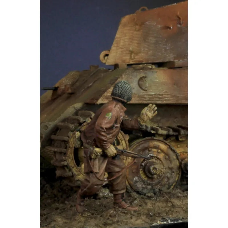 1/35 WWII US Tank Crew Servicing Engine, 2 Figures, Resin Model Figure Kit, Unassembled and Unpainted