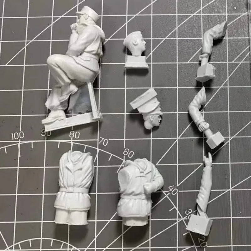 1/35 WWII Tank Crew, 7 Figures, Resin Model Vehicle Kit, Unassembled and Unpainted