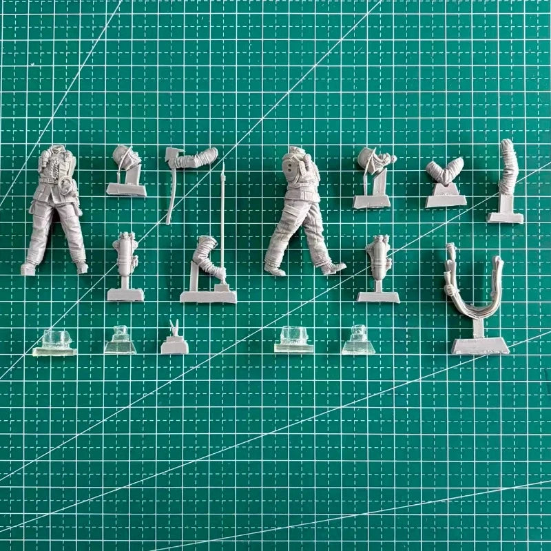1/35 Modern Firefighters with Protective Masks, 2 Figures, Resin Model Figure Kit, Unassembled and Unpainted