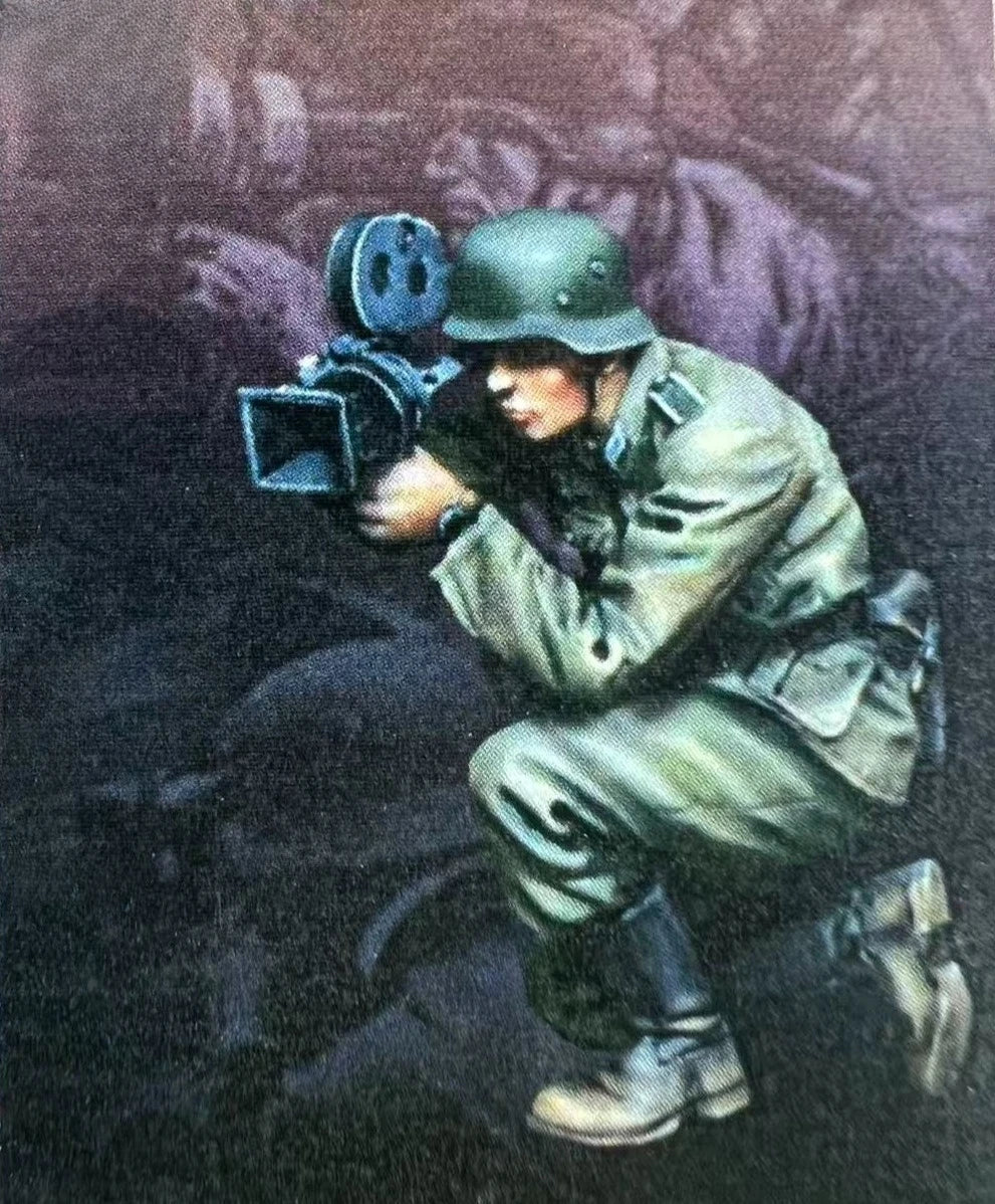 1/35 Modern War Photographer, Resin Model Figure Kit, Unassembled and Unpainted
