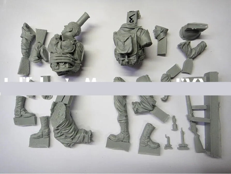 1/16 WWI British Rifleman Charging with Lee-Enfield, Resin Model Figure Kit, Unassembled and Unpainted