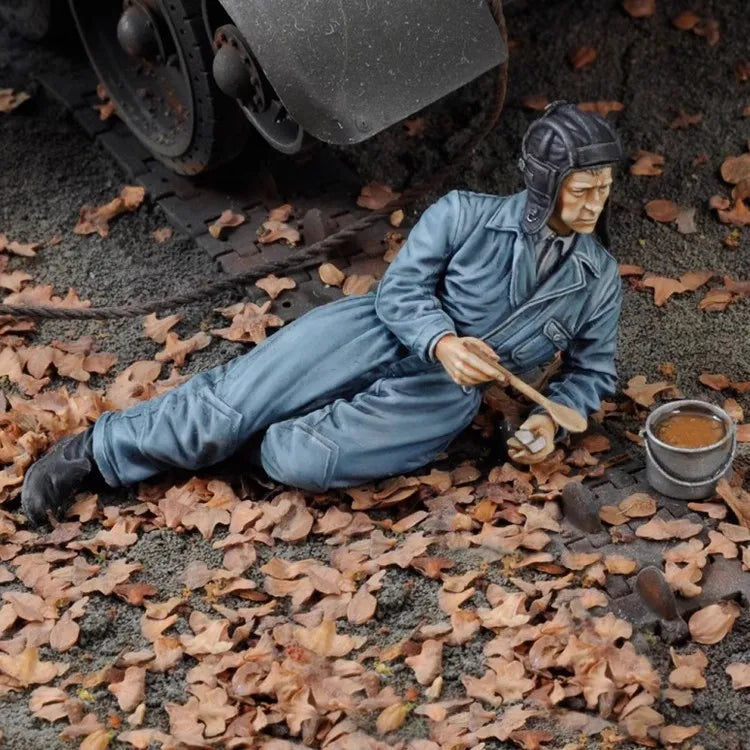 1/35 Civilian Mechanic Leaning Forward, Resin Model Figure Kit, Historical Theme, Unassembled and Unpainted