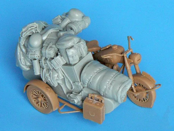 1/35 WWII Military Motorcycle with, 4 Figures, Resin Model Figure Kit, Unassembled and Unpainted