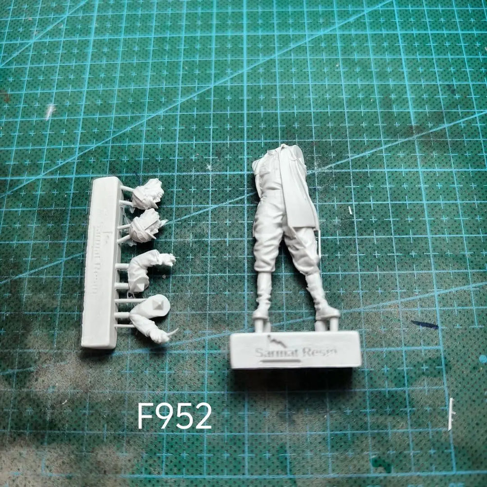 1/35 WWII Soviet Tank Crew with Dogs, 3 Figures, Resin Model Figure Kit, Unassembled and Unpainted