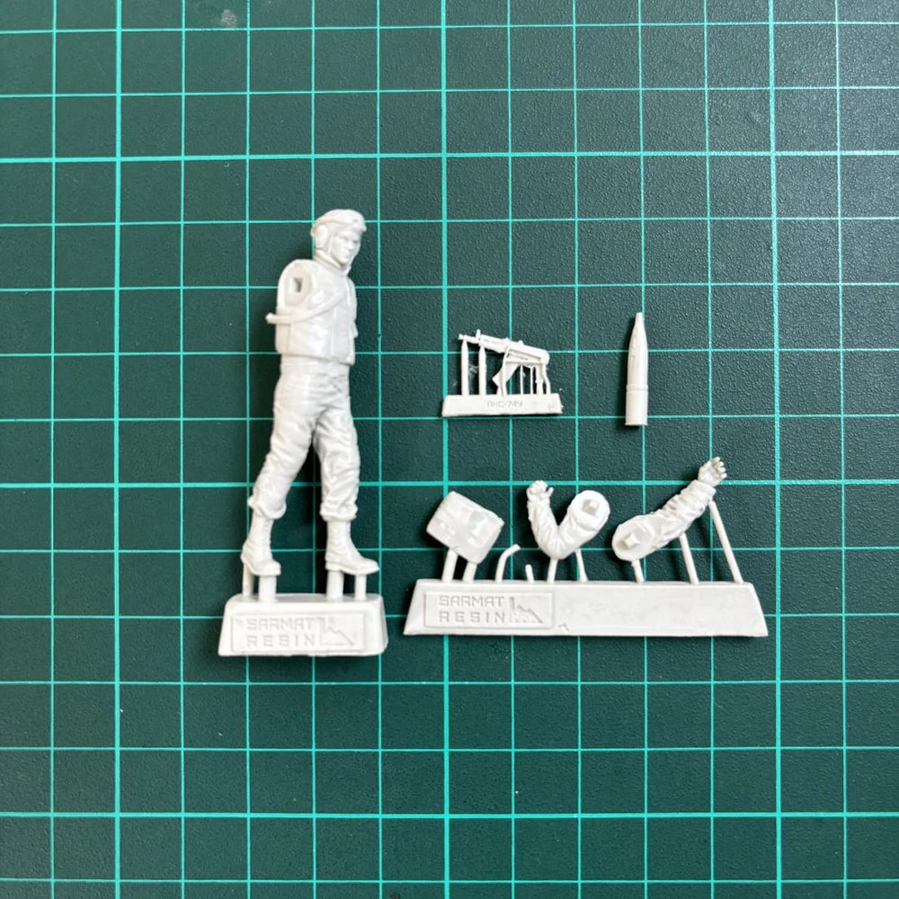 1/35 Modern Russian Gunner in 6B15 Cowboy Uniform, Resin Model Figure Kit, Unassembled and Unpainted