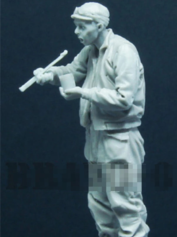 1/35 WWII US Infantry in Overseas Cap with Rifle, Resin Model Figure Kit, Unassembled and Unpainted