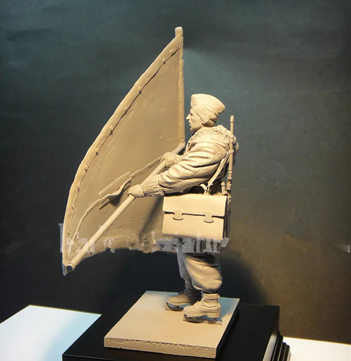 1/16 Ancient Soldier with Kite Shield and Spear, Resin Model Figure Kit, Unassembled and Unpainted
