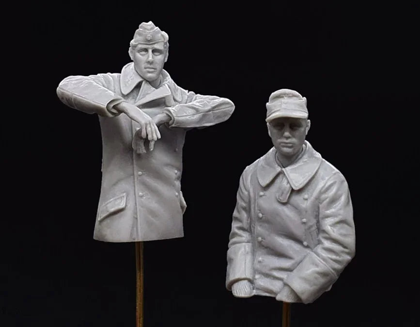 1/35 WWII German Officer at Ease with Crossed Arms, Resin Model Figure Kit, Unassembled and Unpainted
