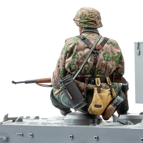 1/16 Modern German Infantryman Seated with Rifle, Resin Model Figure Kit, Unassembled and Unpainted