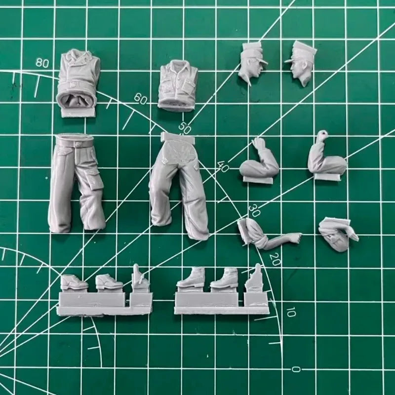 1/35 WWII Tank Crew Maintenance Technicians, 2 Figures, Resin Model Figure Kit, Unassembled and Unpainted