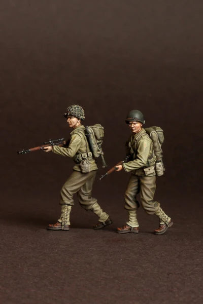 1/35 WWII US Infantry Advancing with Rifles, 2 Figures, Resin Model Figure Kit, Unassembled and Unpainted