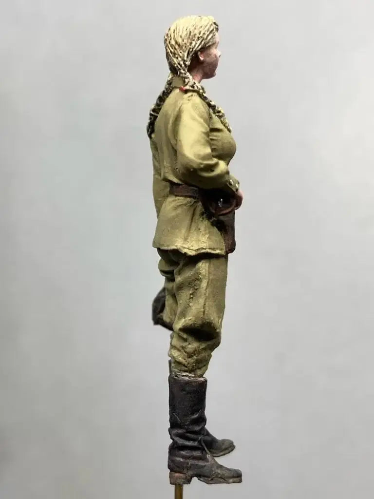 1/35 WWII Soviet Female Soldier Holding Service Cap, Resin Model Figure Kit, Unassembled and Unpainted