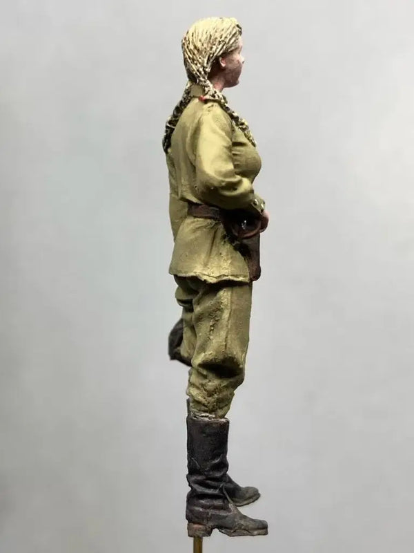 1/35 WWII Soviet Female Soldier Holding Service Cap, Resin Model Figure Kit, Unassembled and Unpainted