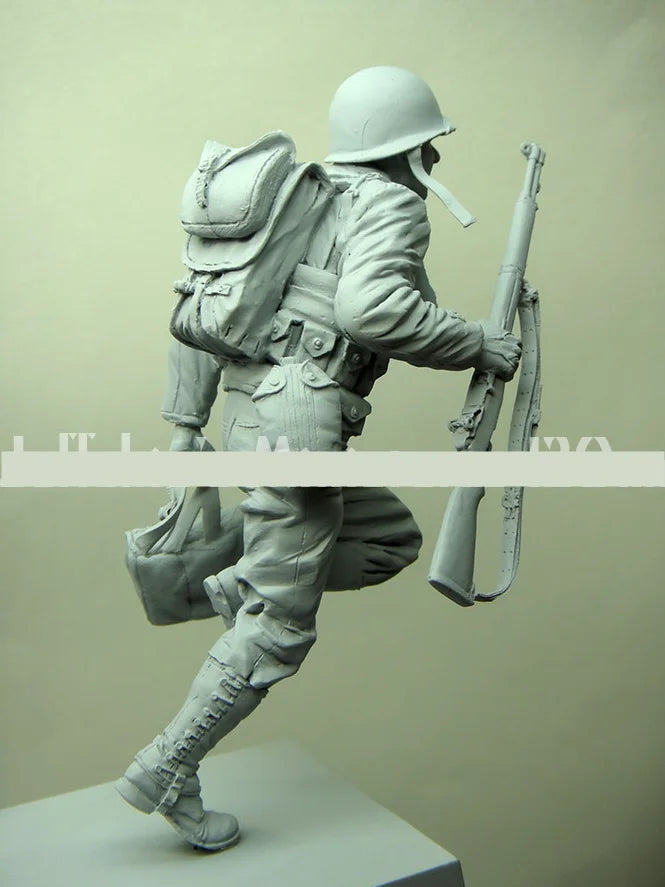 1/16 WWII German Infantryman Charging Forward, Resin Model Figure Kit, Unassembled and Unpainted