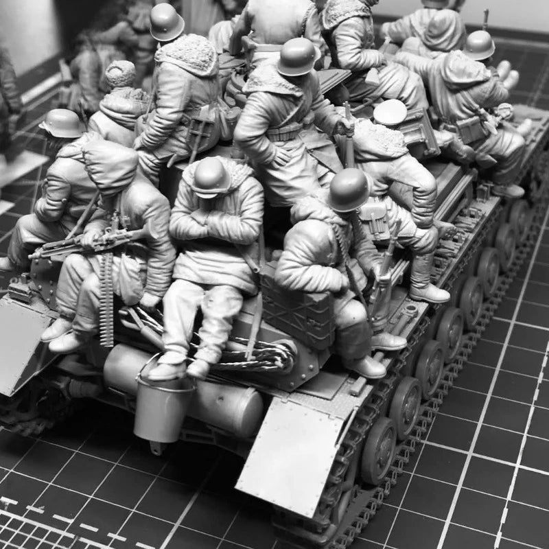 1/35 WWII Tank Crew & Infantry Soldiers, 35 Figures, Resin Model Figure Kit, Unassembled and Unpainted