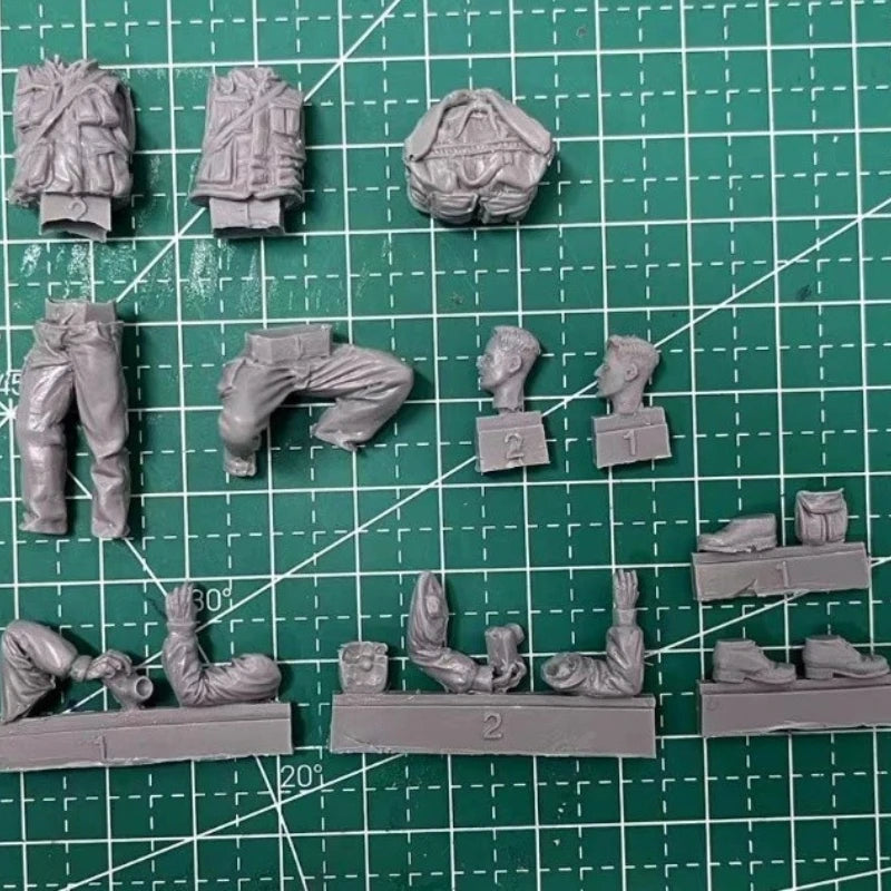 1/35 WWII Military Photographer, 2 Figures, Resin Model Figure Kit, Unassembled and Unpainted