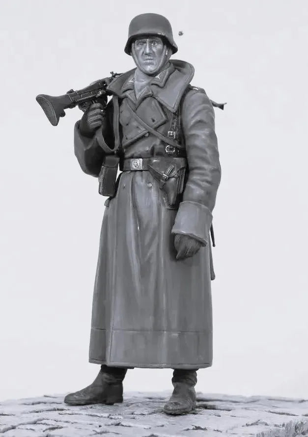 1/16 WWII German Infantry in Greatcoat with Rifle, Resin Model Figure Kit, Unassembled and Unpainted