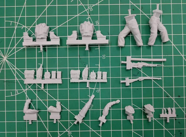 1/35 WWII British Tank Crew in Desert Uniforms, 3 Figures, Resin Model Figure Kit, Unassembled and Unpainted