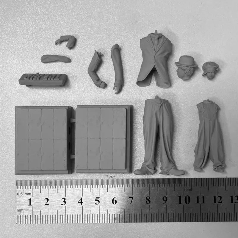 1/24 Charlie Chaplin the Kid, 2 Figures, Resin Model Figure Kit, Historical Theme, Unassembled and Unpainted